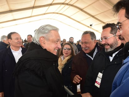 Andrés Manuel López Obrador, presidente de México, y Alfonso Durazo, gobernador de Sonora, en Sonora, en febrero de 2023.