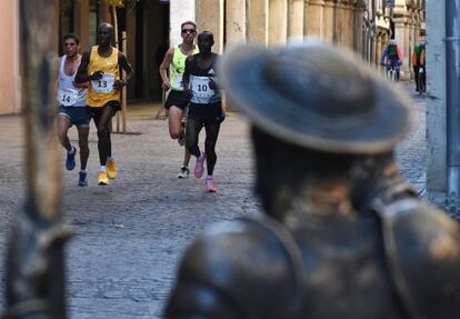 Participantes en el II cross de Alcal&aacute; de Henares, a su paso por el centro de la localidad.