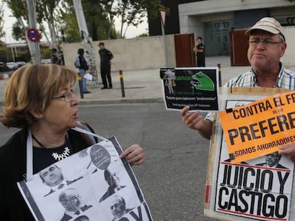 Afectados por las preferentes protestan en la puerta de la sede de la Audiencia Nacional en San Fernando de Henares.