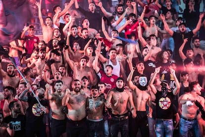 Aficionados en el derbi que jugaron en Beirut el viernes el Nejmeh y Al Ansar.