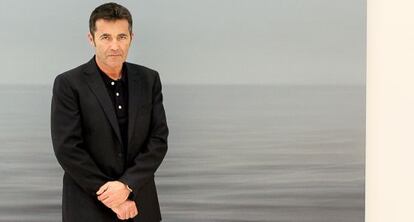 José Saborit junto a un cuadro de la exposición 'Más al sur'.