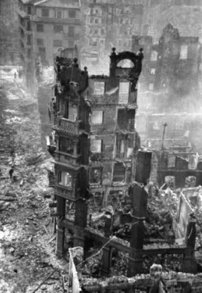 Vista del centro de Santander, devorado por el fuego durante el temporal de viento del 15 y 16 de febrero de 1941, causado por una borrasca con sólo 952 milibares de presión atmosférica en su centro.