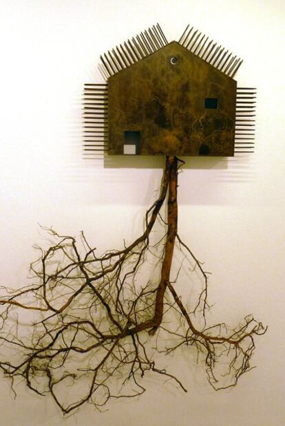 Obra de Rablaci en la exposición <i>Raíces del desarraigo.</i>