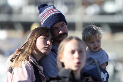 En primer plano, Greta Thunberg, la activista sueca que ha cruzado el Atlántico para asisitir a la Cumbre del Clima de Madrid. En segundo plano, Elayna Carausu, Riley Whitelum y su hijo Lenny de 11 meses, la familia que ha ayudado a Greta en su travesía. 