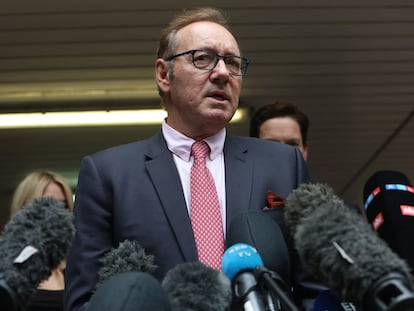 El actor Kevin Spacey habla con la prensa tras ser declarado inocente en Londres.