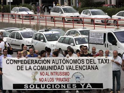 Un grupo de taxistas, concentrados ayer ante el aeropuerto de l'Altet.
