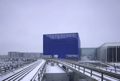 La azulona Casa de Conciertos proyectada por el arquitecto francés Jean Nouvel es otro de los hitos arquitectónicos del barrio periférico.