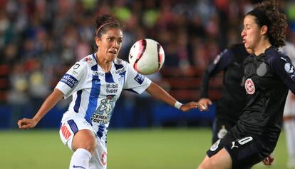 &Aacute;ngeles de Pachuca controla el bal&oacute;n frente a Morales.