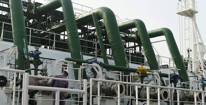 Un trabajador opera en un tanque de gas natural licuado en las instalaciones de Cnooc en Tianjin, China.