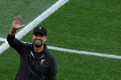 El entrenador del Liverpool, Jürgen Klopp, saluda a los asistentes a la final de la Champions League.