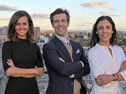 De izquierda a derecha: Rosa Espín, 'chief revenue officer' de Ambar; Manuel Deó, CEO; y Belén Bautista, 'chief people officer'.