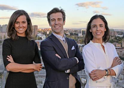 De izquierda a derecha: Rosa Espín, 'chief revenue officer' de Ambar; Manuel Deó, CEO; y Belén Bautista, 'chief people officer'.