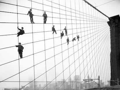 Un grupo de pintores trabaja en el puente de Brooklyn de Nueva York, en 1914