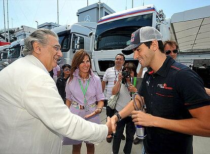 El tenor Plácido Domingo pasea por el 'paddock' y saluda a Jaume Alguersuagui en su primer Gran Premio de fórmula uno.