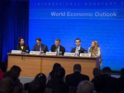 El economista jefe del Fondo Monetario Internacional (FMI), Olivier Blanchard (c), el jefe de la divisi&oacute;n de Estudios Econ&oacute;micos Mundiales del FMI, Thomas Helbling (2i), Gian Maria Milesi Ferreti (2d), del departamento del Hemisferio Occidental del FMI, y las economistas del FMI Samya Beidas-Strom (i) y Conny Lotze (d) comparecen en la rueda de prensa de presentaci&oacute;n del informe del FMI &quot;Perspectivas Econ&oacute;micas Globales&quot; en la sede del organismo en Washington.
