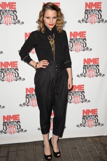 La cantante Anna Calvi cantante, de negro, con pantalón harém y un collar al estilo Labertinto del Fauno.