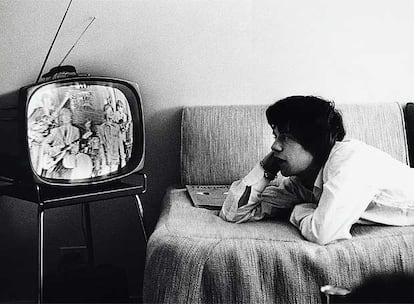 Mick Jagger ve, en la habitación de un hotel, la actuación de su grupo en el programa The Red Skelton Show, rodado el 5 de agosto de 1964. El programa fue reemitido en octubre en EE UU, con motivo de la gira del grupo. (Fotografía Bob Bonis, © 2009 by 2260 Productions, Inc)