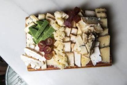 Tabla de quesos del restaurante Can Recasens, en el Poblenou (Barcelona).