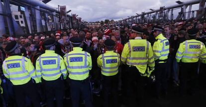 La Polic&iacute;a inglesa vigila a los aficionados del Colonia.