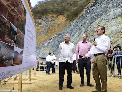 López Obrador supervisa una obra en Badiraguato, momentos antes de que saludara a la madre de El Chapo.