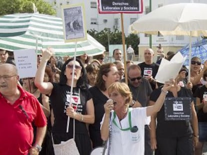 Trabajadores de la Seguridad Social protestan por los recortes.