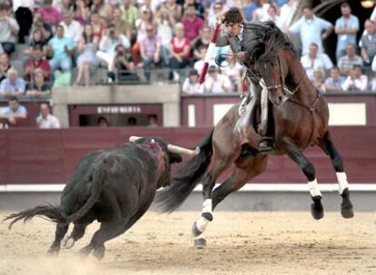 El portugués Diego Ventura, en el primer toro de la tarde.