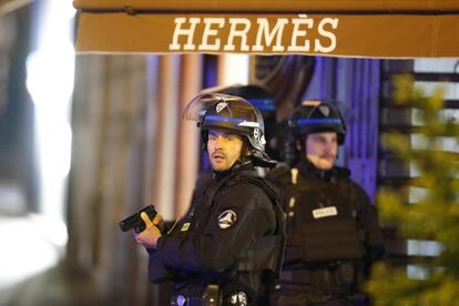 Miembros de la Policía francesa custodian la zona donde se registró un tiroteo.