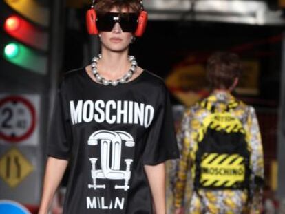 Una modelo desfila con la colecci&oacute;n de Moschino durante la Semana de la Moda de Mil&aacute;n. 