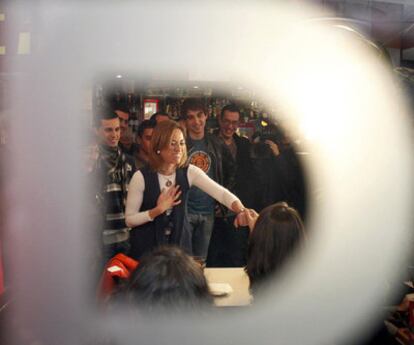 Carme Chacón, ayer, en una cafetería del centro de Madrid.