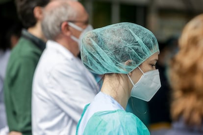 Una sanitaria del hospital Severo Ochoa de Leganés, durante el homenaje a un enfermero de quirófano de 57 años fallecido por la covid-19.