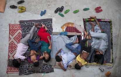 Una familia india duerme en el techo de una casa para combatir el calor en Nueva Delhi (India). Más de 1.800 personas han muerto en los estados indios de Andhra Pradesh y Telangana, en el sur del país, a consecuencia de la ola de calor registrada en los últimos días, en los que los termómetros han rozado los 50 grados en algunas zonas.