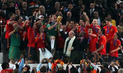 Casillas levanta la Copa del Mundo.