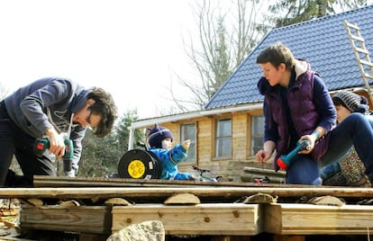 Nadezhda y Yulia Borets reformando una casa a las afueras de Moscú.