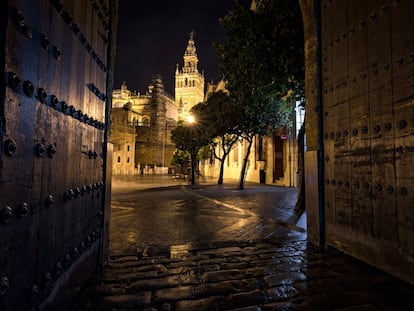 La catedral de Sevilla vista desde la plaza del Patio de Banderas.