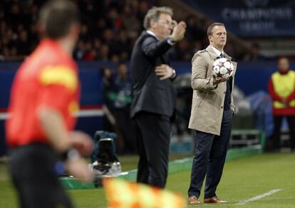 El entrenador del Anderlecht, John van den Brom, sostiene el balón en la banda.