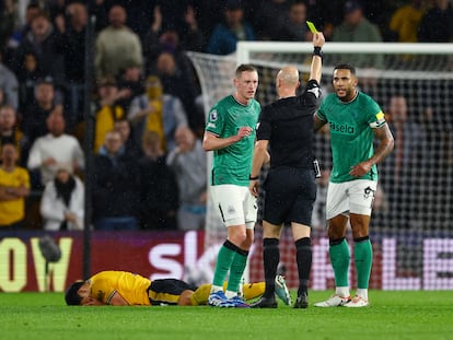 Anthony Taylor enseña una tarjeta amarilla en el encuentro entre el Wolverhampton y el Newcastle que supuso la sanción para el árbitro en la Premier League.