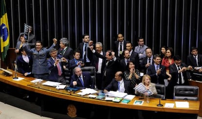 Deputados comemoram aprova&ccedil;&atilde;o da redu&ccedil;&atilde;o da maioridade.