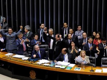 Deputados comemoram aprova&ccedil;&atilde;o da redu&ccedil;&atilde;o da maioridade.