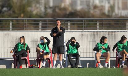 Carlos Santiso, entrenador Rayo Vallecano femenino, durante el encuentro.