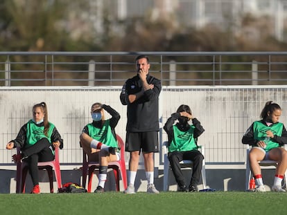 Carlos Santiso, entrenador Rayo Vallecano femenino, durante el encuentro.