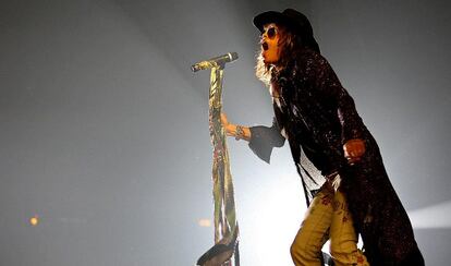 El líder de Aerosmith, Steve Tyler, durante la actuación del grupo en el Palau Sant Jordi de Barcelona.