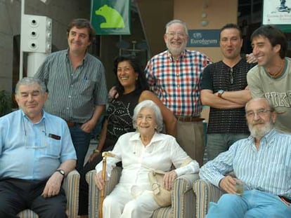 De izquierda a derecha, sentados, Antonio Gamoneda, Ana María Matute y Ángel González. Detrás de ellos, Luis García Montero, Almudena Grandes, Carlos Berzosa, Carlos Marzal y Benjamín Prado, ayer en El Escorial.
