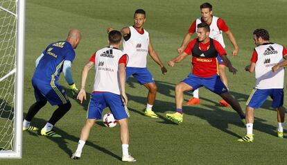 Reina, Bartra, Thiago, Koke, Azpilicueta y Mata hacen un rondo.