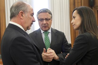 Rodrigo Rato, a la izquierda, charla con José Blanco y Beatriz Corredor, ayer tras la firma.