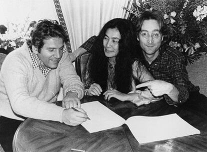 Allen Klein, Yoko Ono y John Lennon en una imagen de 1977