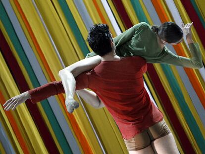 Dos bailarines interpretan una de las coreografías durante el pase de presentación del Ballet de Monterrey.