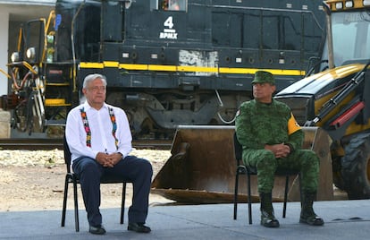 El presidente Andrés Manuel López Obrador y el secretario de la defensa Luis Cresencio Sandoval durante una conferencia de prensa en el mes de julio.