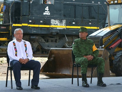 El presidente Andrés Manuel López Obrador y el secretario de la defensa Luis Cresencio Sandoval durante una conferencia de prensa en el mes de julio.
