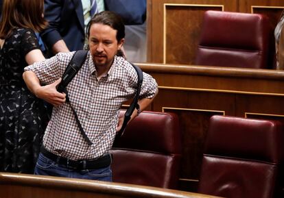 El secretario general de Podemos, Pablo Iglesias, llega a su escaño del Congreso para la segunda votación de la investidura celebrada este jueves.