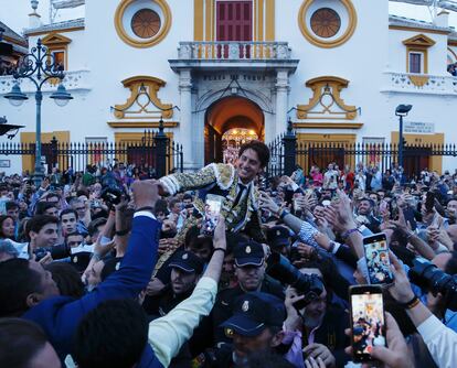 Roca Rey, a hombros por la Puerta del Príncipe el pasado 21 de abril.